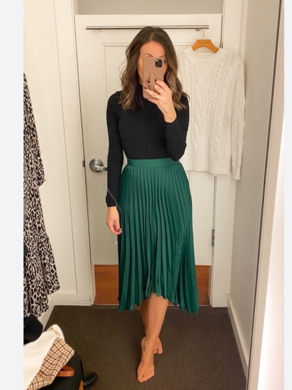 Banana Republic Pleated Green Skirt, Size 0 – Side Zipper, Elegant & Modern